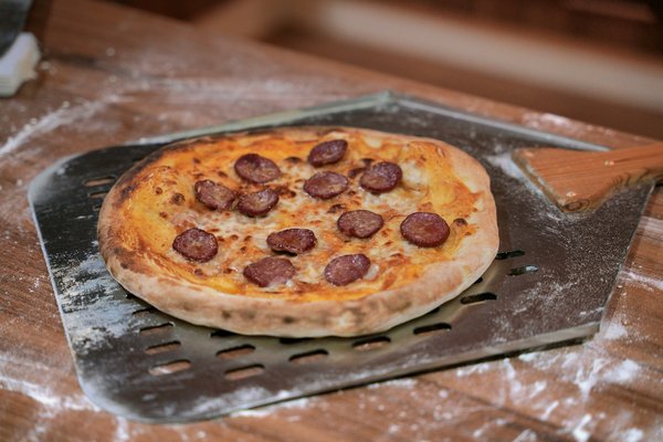 Quels sont les secrets pour une pâte à pizza napolitaine avec une croûte légère et aérée?